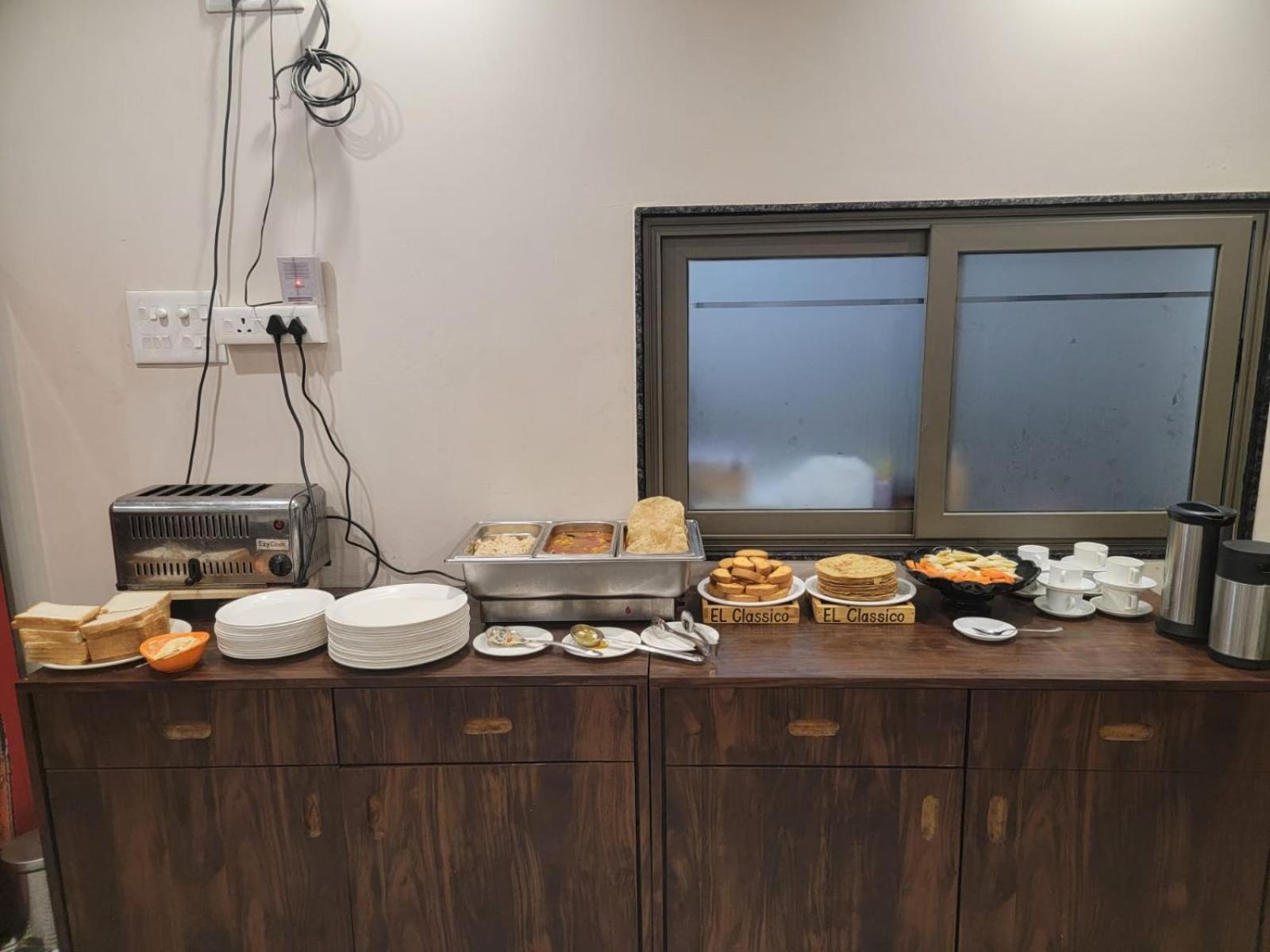 Hotel El Classico Rajkot Buitenkant foto