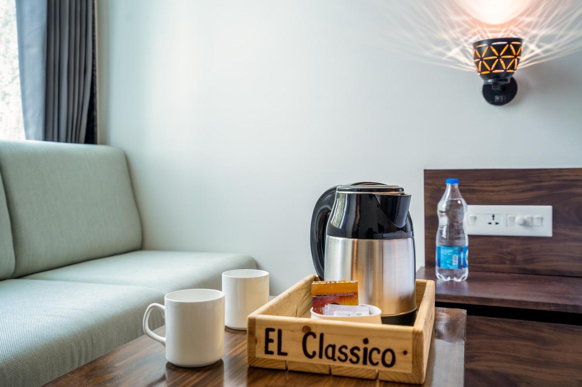 Hotel El Classico Rajkot Buitenkant foto